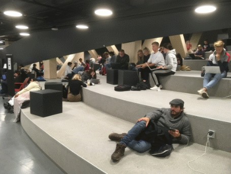 Stepped carpeted area>
<p>
    Stepped carpeted area for meeting people using laptops etc.
</p>
<p>
    &nbsp;
</p>
<img class=